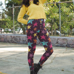 Étoiles colorées sur motif pourpre foncé<br><div class="desc">Des illustrations de style peint brillant et audacieux d'étoiles violet lilas,  bleu turquoise clair,  jaune,  rose magenta et orange sont dressées contre un arrière - plan violet foncé sur ces leggings à motifs.</div>
