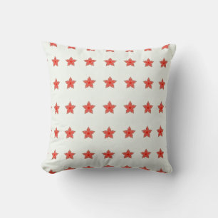 étoiles de rouge sur le coussin blanc