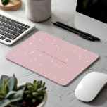Étoiles d'or de ciel rose vif Monogramme minimalis<br><div class="desc">Beau arrière - plan rose vif avec un motif transparent d'étoiles dorées et un élégant monogramme de police de script. Cet article est jumelé à d'autres articles de bureau et personnels correspondants que vous pouvez trouver dans notre magasin.</div>