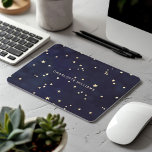 Étoiles d'or du ciel nocturne Monogramme minimalis<br><div class="desc">Beau bleu foncé,  arrière - plan ciel de nuit avec un motif sans couture d'étoiles d'or et un élégant monogramme de police de script. Cet article est jumelé à d'autres articles de bureau et personnels correspondants que vous pouvez trouver dans notre magasin.</div>