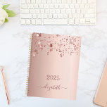 étoiles d'or rose rose pâle 2025<br><div class="desc">Un arrière - plan d'or faux rose aux étoiles. Personnalisez et ajoutez une année et un nom. Le nom est écrit en or rose foncé avec un grand script de style moderne écrit à la main avec des swashes. Pour que les swashes ne suppriment que le nom de l'échantillon, laissez...</div>