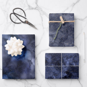 Étoiles d'or sur la feuille de papier d'enveloppem