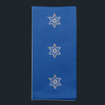 Étoiles juives sur serviettes en tissu Arrière - p<br><div class="desc">Judaïque pour le Shabbat ou la Table des Fêtes. Les serviettes en tissu sont élégantes et soignées. Ils peuvent être lavés et réutilisés, alors n'ajoutez pas aux problèmes d'enfouissement ou d'incinération qui affectent actuellement notre environnement. Il s'agit d'un bleu riche et profond avec un champ de mogène david (étoiles juives)...</div>