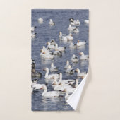 Étonnant troupeau d'oies des neiges à la plage (Serviette à main)