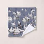 Étonnant troupeau d'oies des neiges à la plage (Gant de toilette)