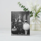 Étrange carte postale de costume victorien de fête (Debout devant)