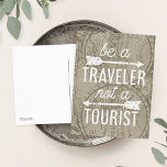 Être un voyageur pas une carte touristique Typogra<br><div class="desc">Soyez un voyageur,  pas un touriste. Partagez votre amour du voyage avec notre carte postale chic et globale,  avec la citation en typographie monoline blanche et deux illustrations de flèches. Arrière - plan est un ton sépia vintage 1708 world map.</div>