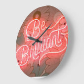 Etre une horloge murale brillante (Angle)