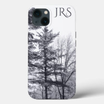 arbres Neige-couverts avec le monogramme