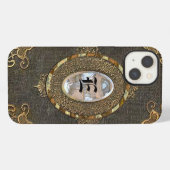 Etui iPhone 13 Bogged Classique Monogram Style Vieux Livre (Verso Horizontal)