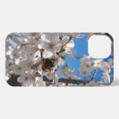 Etui iPhone 13 Bumblebee sur la fleur de cerisier sauvage (Verso Horizontal)