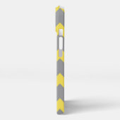 Etui iPhone 13 Chevron jaune gris motif lignes rayures Monogramme (Côté gauche)