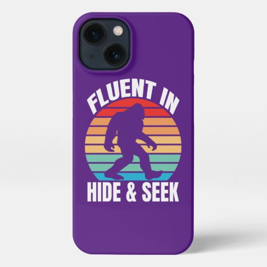 Etui iPhone 13 Fluent dans Cacher et chercher Bigfoot drôle (Verso)