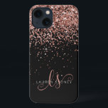 Etui iPhone 13 Glam Rose Gold Parties scintillant Élégant Monogra<br><div class="desc">Glam Rose Gold Parties scintillant coque iphone monogramme élégant. Personnalisez facilement ce design branché de boîtier de téléphone chic avec une élégante parties scintillant brillante en or rose sur un arrière - plan noir. Le design comprend votre monogramme manuscrit avec de jolis tourbillons et nom.</div>