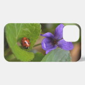 Etui iPhone 13 Ladybug sur les fleurs de violet doux (Verso Horizontal)