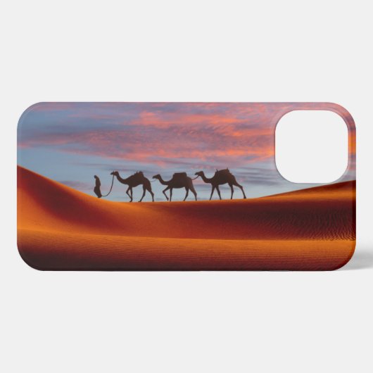 Etui iPhone 13 Les déserts | Homme et chameaux dans les dunes de  (Verso Horizontal)