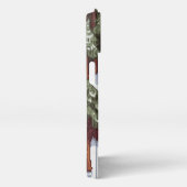 Etui iPhone 13 maison en bois dans une forêt enneigée pixélisée (Côté droit)