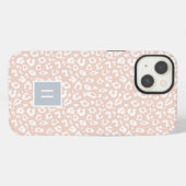 Etui iPhone 13 Monogramme Empreinte de léopard rose chic (Verso Horizontal)