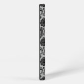 Etui iPhone 13 Motif Damassé Rococo Noir sur Gris (Côté droit)