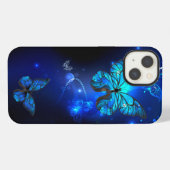 Etui iPhone 13 Papillon Morpho sur fond sombre (Verso Horizontal)