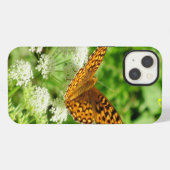Etui iPhone 13 Papillon Sur Fleurs Blanches (Verso Horizontal)