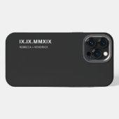 Etui iPhone 13 Pro Max Anniversaire des chiffres romains date jumelée (Verso Horizontal)