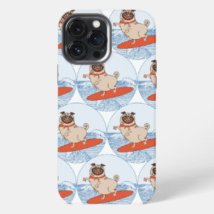 Etui iPhone 13 Pro Max Chien pug heureux chevauchant une vague sur une pl