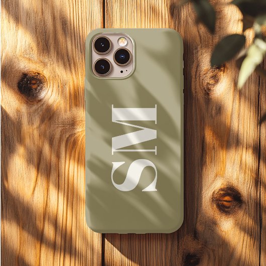 Etui iPhone 13 Pro Max Élégante initiale de monogramme vert olive