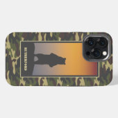 Etui iPhone 13 Pro Max Ours debout et camouflage (Verso Horizontal)