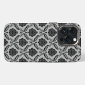 Etui iPhone 13 Pro Motif Damassé Rococo Noir sur Gris (Verso Horizontal)