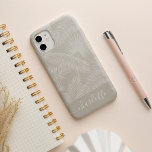 Etui iPhone 13 Sable Beige Tropical Botanique Palm Feuille Motif<br><div class="desc">Attrapez des ambiances estivales avec ce motif botanique tropical inspiré de l'île branché, aux silhouettes de fronde de palmier sur un arrière - plan beige de sable neutre. Cette motif moderne et cool de jungle, avec ses feuillages blancs luxuriants, ses feuilles de palmiers et sa verdure tropicale, est la meilleure...</div>