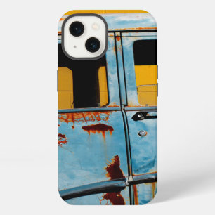 Etui iPhone 13 Voiture bleue rouillée et mur jaune