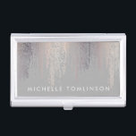 Étui Pour Cartes De Visite Carte de fidélité Luxe Blush Confetti Rain Motif G<br><div class="desc">Coordonner avec le modèle de carte d'affaires Luxe Blush Confetti Rain Motif Grey d'ici 12 h 01. Un assortiment de points de confettis en cascade dans les tons roses et violets créent un motif design accrocheur sur cet élégant coque carte de visite. Placez-vous sur un arrière - plan gris pour...</div>