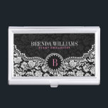 Étui Pour Cartes De Visite Damas florales noires et blanches Monogramme perso<br><div class="desc">Elégant damas vintages noirs et blancs avec monogramme personnalisable. Touche de rose.</div>