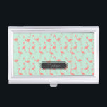 Étui Pour Cartes De Visite Le motif rose et vert | de Flamant rose ajoutent<br><div class="desc">C'est un dessin d'un oiseau de flamant qui a été transformé en motif. L'arrière - plan est une jolie couleur en bon état.  Il y a un cadre dans la conception où vous pouvez faire imprimer votre nom.</div>