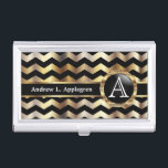 Étui Pour Cartes De Visite Monogram - Chevron Gold et Black<br><div class="desc">Porte-carte d'affaires élégant prêt à vous personnaliser. ⭐ Ce Produit est 100% Personnalisable. Des graphiques et/ou du texte peuvent être ajoutés, supprimés, déplacés, redimensionnés, changés autour, tournés, etc... ✔ (juste en cliquant sur la zone "EDIT DESIGN") ⭐ 99% de mes designs dans mon magasin sont réalisés en couches. Cela vous...</div>