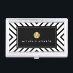Étui Pour Cartes De Visite Monogramme d'or noir et blanc Motif rétro<br><div class="desc">Coordonner avec le modèle de carte d'affaires Retro Mod Black and White Motif Gold Monogram d'ici 12 h 01. Un motif optique noir et blanc crée un intérêt visuel en tant qu'arrière - plan sur ce support carte de visite personnalisé. Ce design présente un monogramme en faux or avec votre...</div>