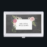 Étui Pour Cartes De Visite Motif Floral vintage moderne sur Chalkboard Design<br><div class="desc">Coordonnée avec le modèle Vintage moderne Floral Motif sur Chalkboard Designer Business Card Modèle d'ici 12 h 01. Votre nom ou nom d'entreprise est élégamment encadré d'un motif floral vintage dans un style moderne sur ce coque carte de visite personnalisé. © 1201AM CREATIVE</div>