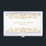 Étui Pour Cartes De Visite Parties scintillant blanche et or dentelle florale<br><div class="desc">Elégante parties scintillant en or imprimé vintages tourbillons floraux dentelle bordure avec arrière - plan blanc changeant. Modèle de carte de visite wedding planner personnalisable. Toute combinaison de couleurs est disponible sur demande par e-mail.</div>