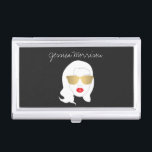 Étui Pour Cartes De Visite Salon des cheveux, Blogger de style, Beauté Girl g<br><div class="desc">Coordonne avec le salon de coiffure,  blogueur de style,  modèle de carte d'affaires Beauty Girl III d'ici 1201h. Une illustration audacieuse,  noire et blanche d'une fille aux lèvres rouges et lunettes de soleil dorées devient une mascotte accrocheuse sur cet élégant porte-carte de visite. Illustration et design © 1201AM CREATIVE</div>