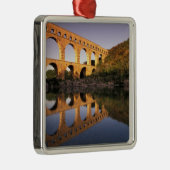EU, Frankrijk, Provence, Gard, Pont du Gard. 2 Metalen Ornament (Rechts)
