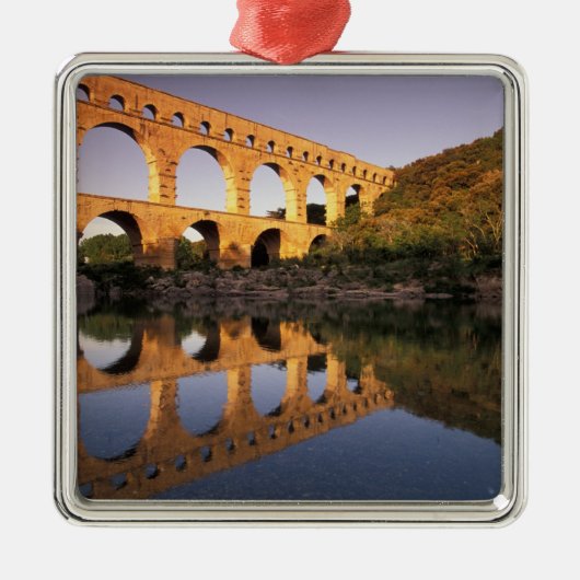 EU, Frankrijk, Provence, Gard, Pont du Gard. 2 Metalen Ornament (Voorkant)