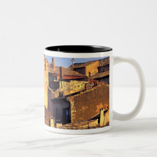 EU, Frankrijk, Provence, Vaucluse, Roussillon. 3 Tweekleurige Koffiemok