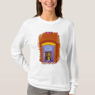 EU, Spanje, Barcelona. Verlichte deuropening nabij T-shirt