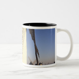EU, Spanje, Consuegro, La Mancha. Windmolens en Tweekleurige Koffiemok