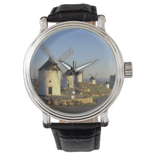 EU, Spanje, La Mancha, Consuegra. Windmolens en Horloge