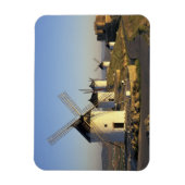 EU, Spanje, La Mancha, Consuegra. Windmolens en Magneet (Verticaal)