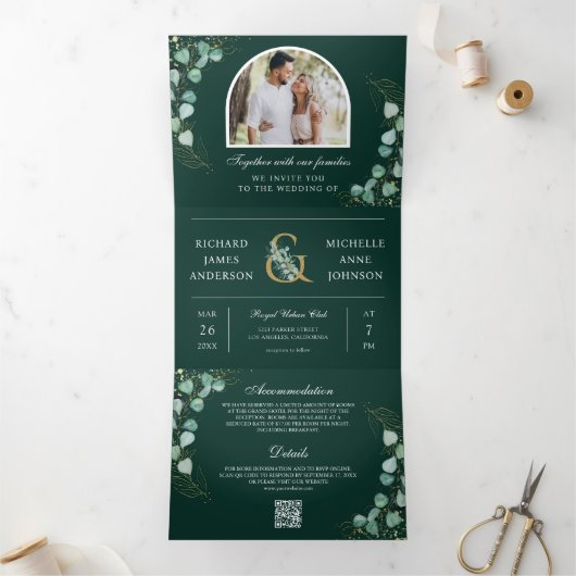 Eucalyptus Arch Emerald Green QR Code Wedding Drieluik Uitnodiging (Binnen)
