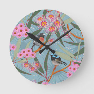 Eucalyptus Flowers met vogels in roze en blauw Ronde Klok