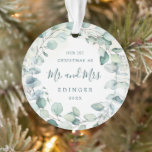 Eucalyptus Greenery Mr et Mme Newlyted Photo<br><div class="desc">Élégant ornement acrylique avec une couronne composée de feuilles d'eucalyptus et de verdure avec un soupçon de bleu avec "Notre premier Noël en tant que Mr et Madame" avec votre nom de famille et votre année en vert foncé sur un lavage pastel aquarelle. L'arrière a votre photo mariage préférée. Cet...</div>